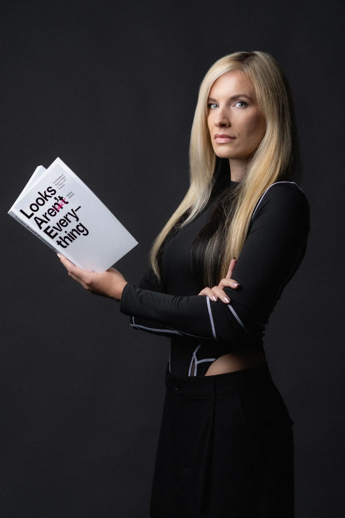 Nikolina Jerković holding the book